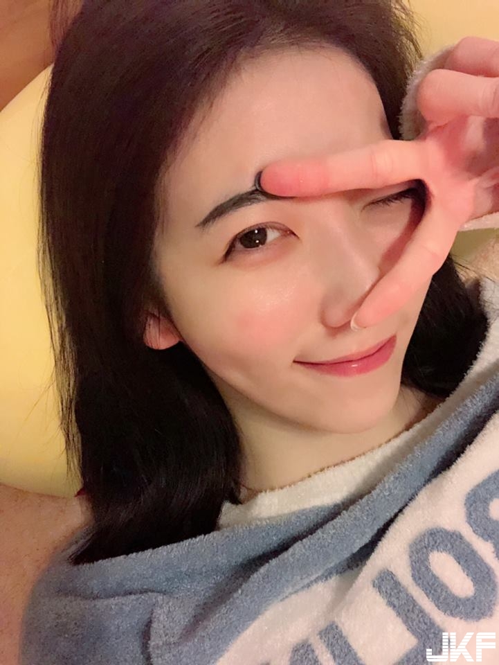 世新出美女！日文系「美乳女學生」身懷胸器，薄紗露嫩乳好害羞！