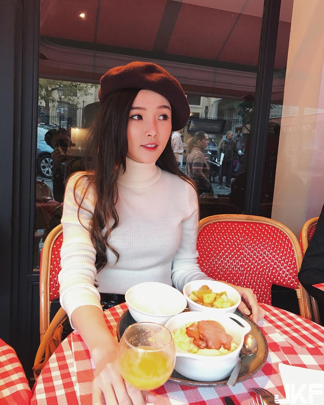 清新「吃貨正妹」脫衣服才發現是隱乳！隱藏版美食就是胸前兩顆奶！