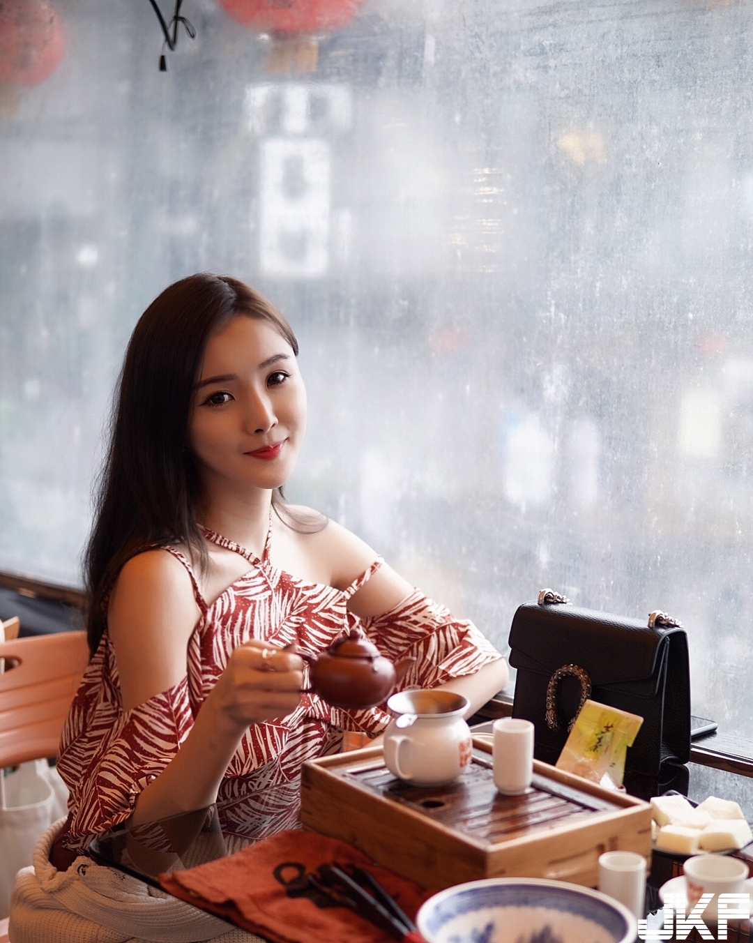 清新「吃貨正妹」脫衣服才發現是隱乳！隱藏版美食就是胸前兩顆奶！
