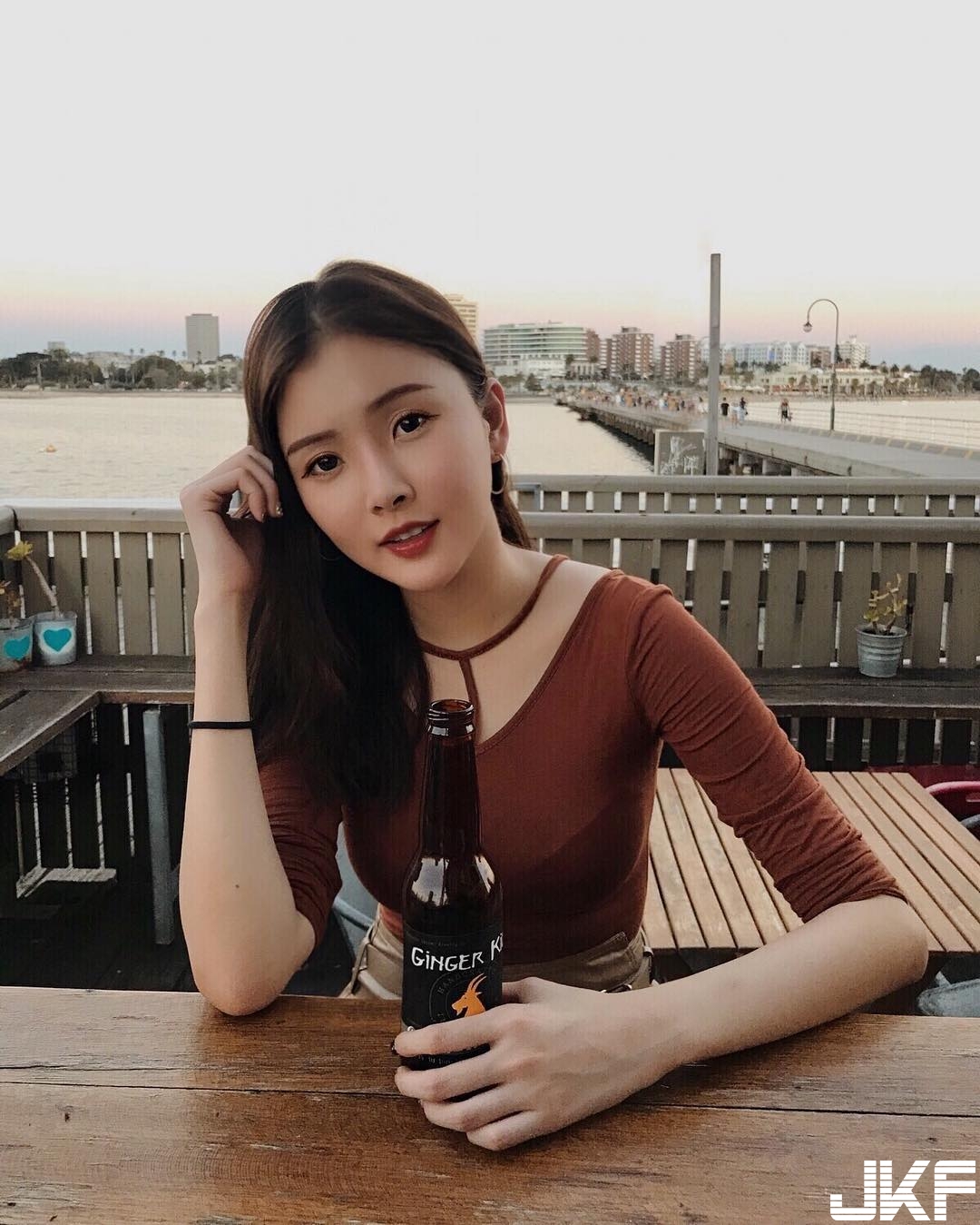 清新「吃貨正妹」脫衣服才發現是隱乳！隱藏版美食就是胸前兩顆奶！