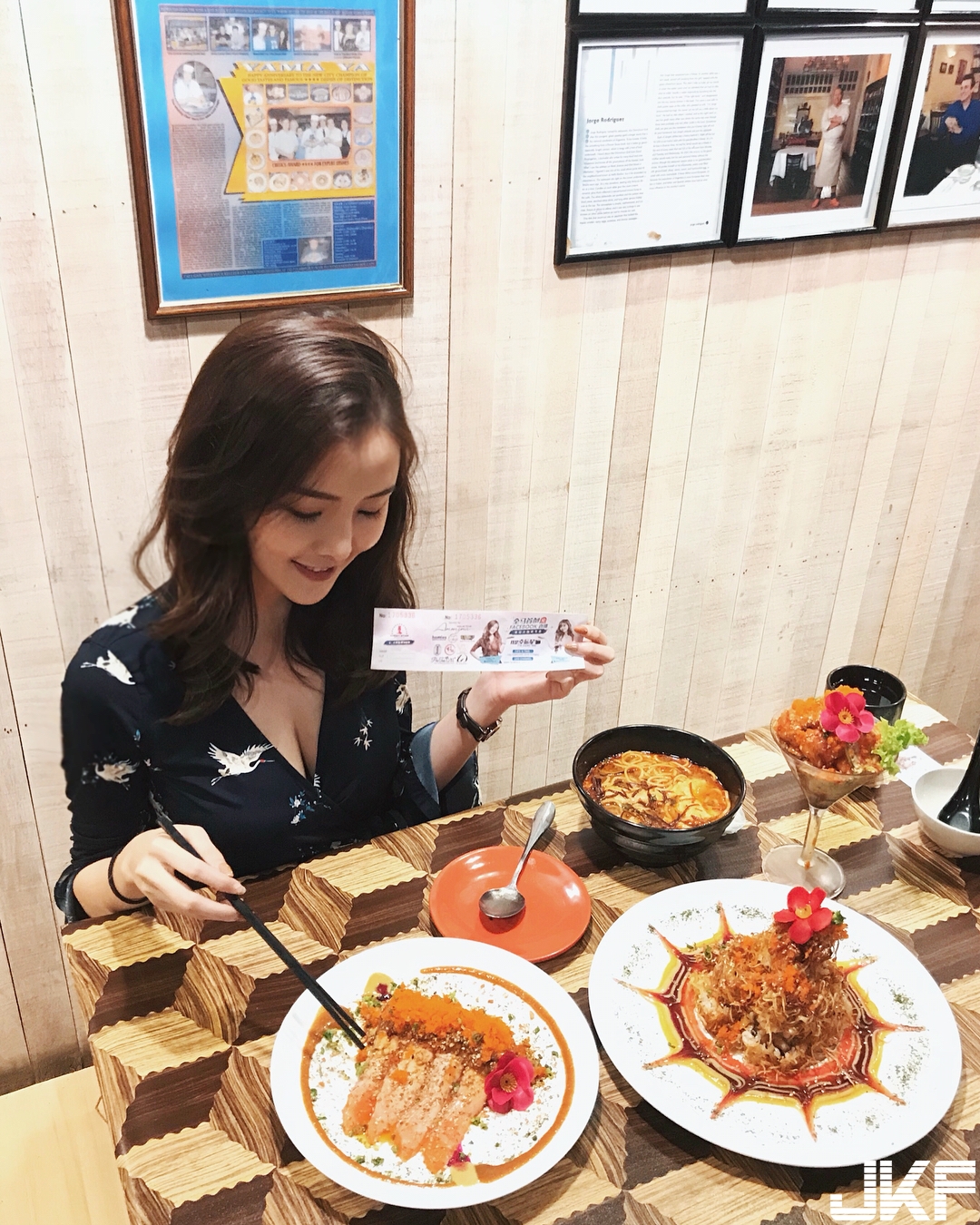 清新「吃貨正妹」脫衣服才發現是隱乳！隱藏版美食就是胸前兩顆奶！