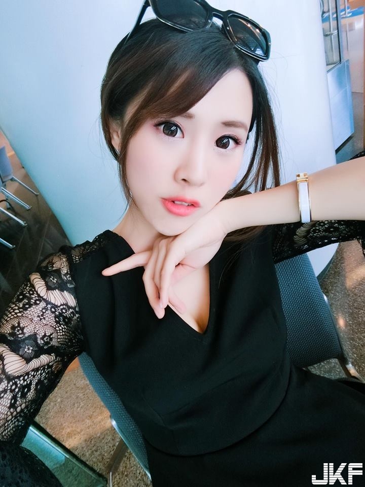 94這個形狀！正妹完美「極品水滴乳」，讓人移不開視線！