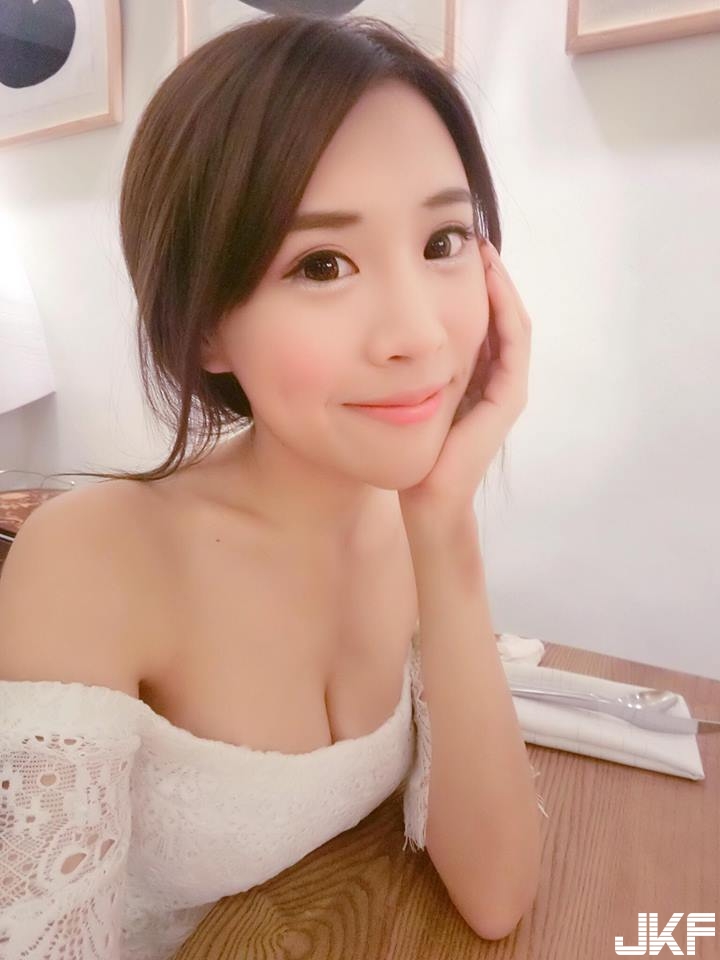 94這個形狀！正妹完美「極品水滴乳」，讓人移不開視線！