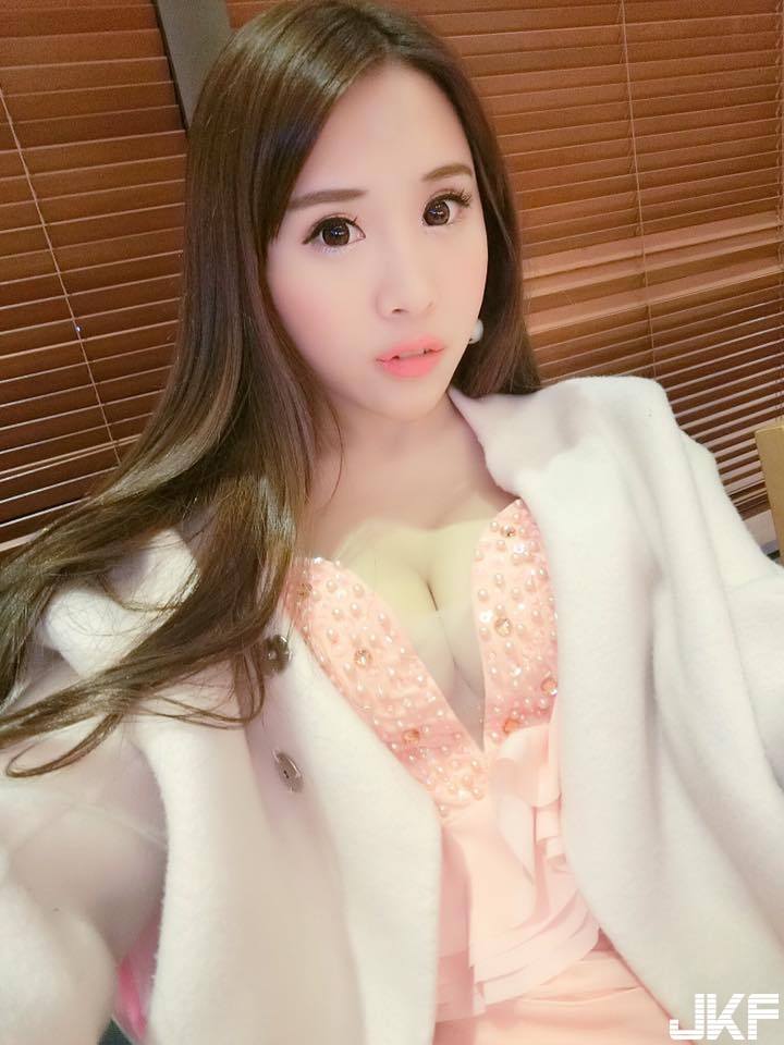 94這個形狀！正妹完美「極品水滴乳」，讓人移不開視線！