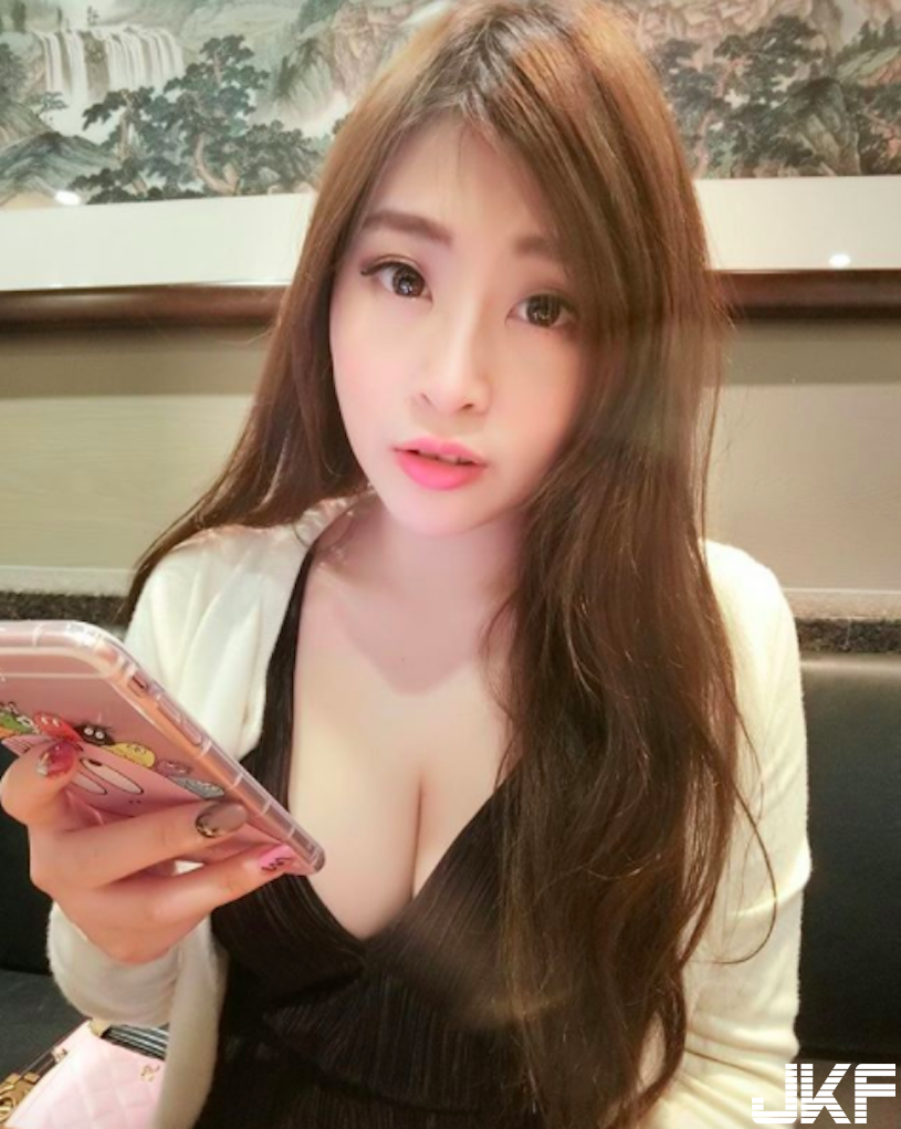 上菜啦！超胸「E杯爆乳妹」整顆巨球炸桌！神猛奶量看der你不要不要…