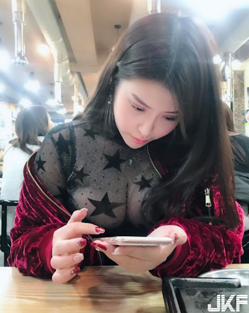 上菜啦！超胸「E杯爆乳妹」整顆巨球炸桌！神猛奶量看der你不要不要…
