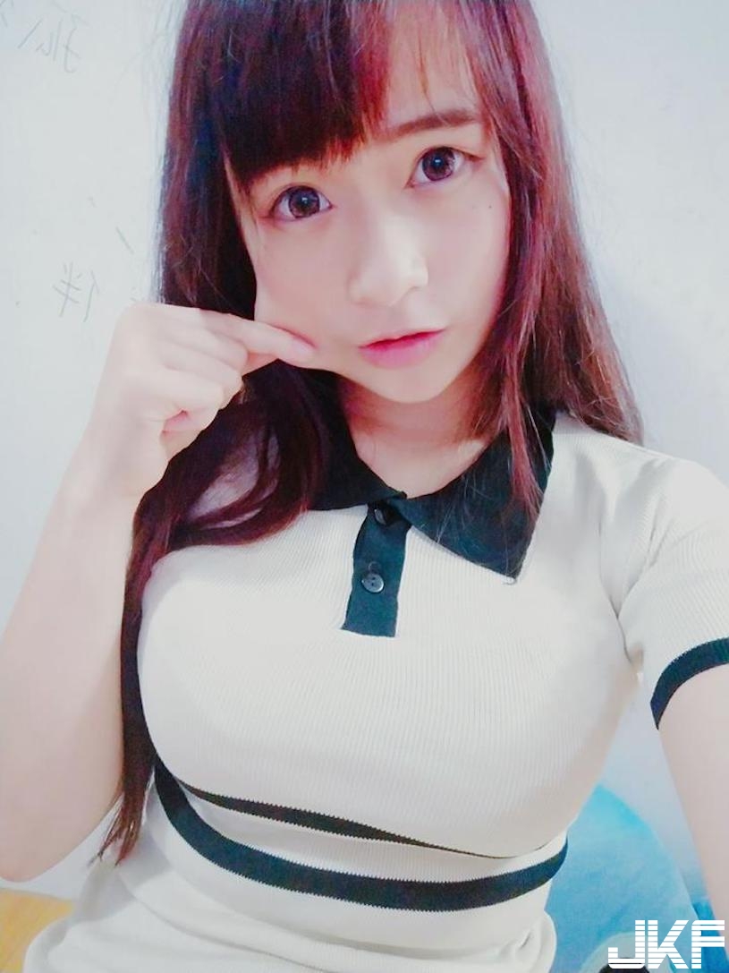 超Q童顏正妹！可愛外表下隱藏「渾圓美胸」，事業線都快蹦出了！