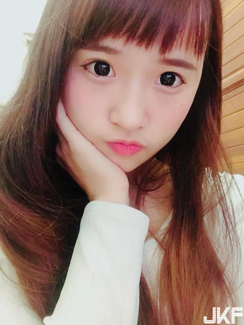超Q童顏正妹！可愛外表下隱藏「渾圓美胸」，事業線都快蹦出了！