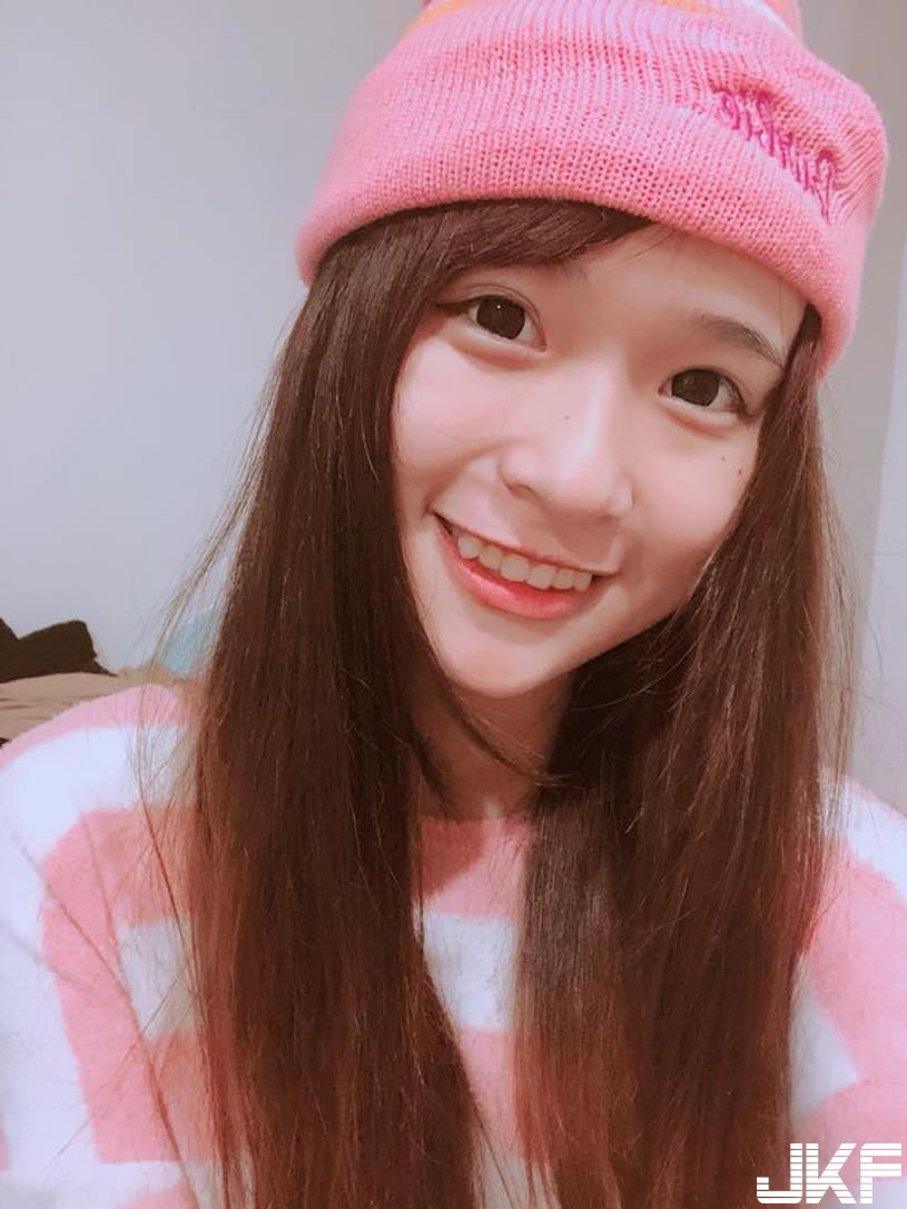 超Q童顏正妹！可愛外表下隱藏「渾圓美胸」，事業線都快蹦出了！