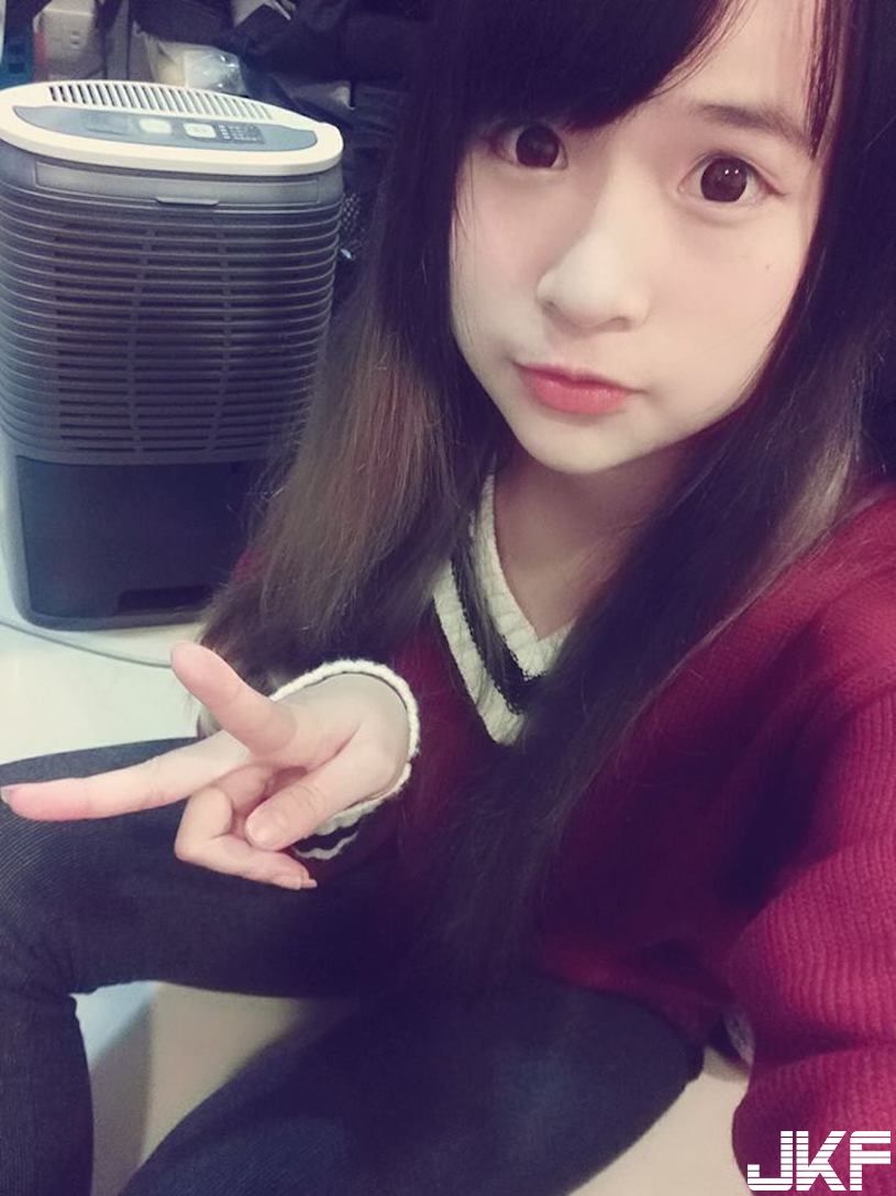 超Q童顏正妹！可愛外表下隱藏「渾圓美胸」，事業線都快蹦出了！