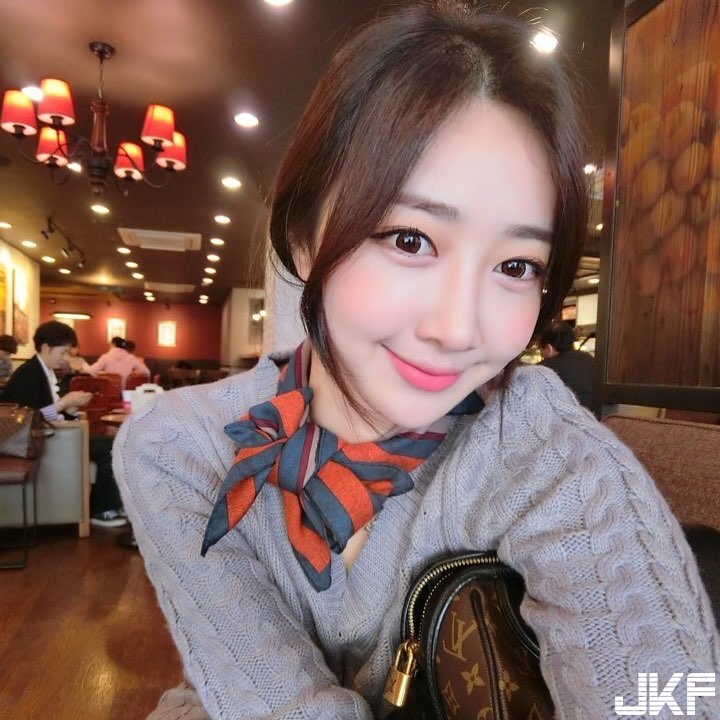 「隱乳系正妹」低胸背心乳溝若隱若現，「雪白嫩乳」差點跟著掉出來啦！