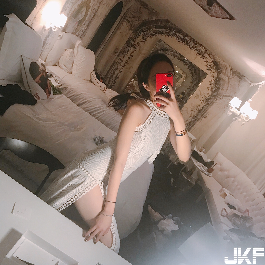「隱乳系正妹」低胸背心乳溝若隱若現，「雪白嫩乳」差點跟著掉出來啦！