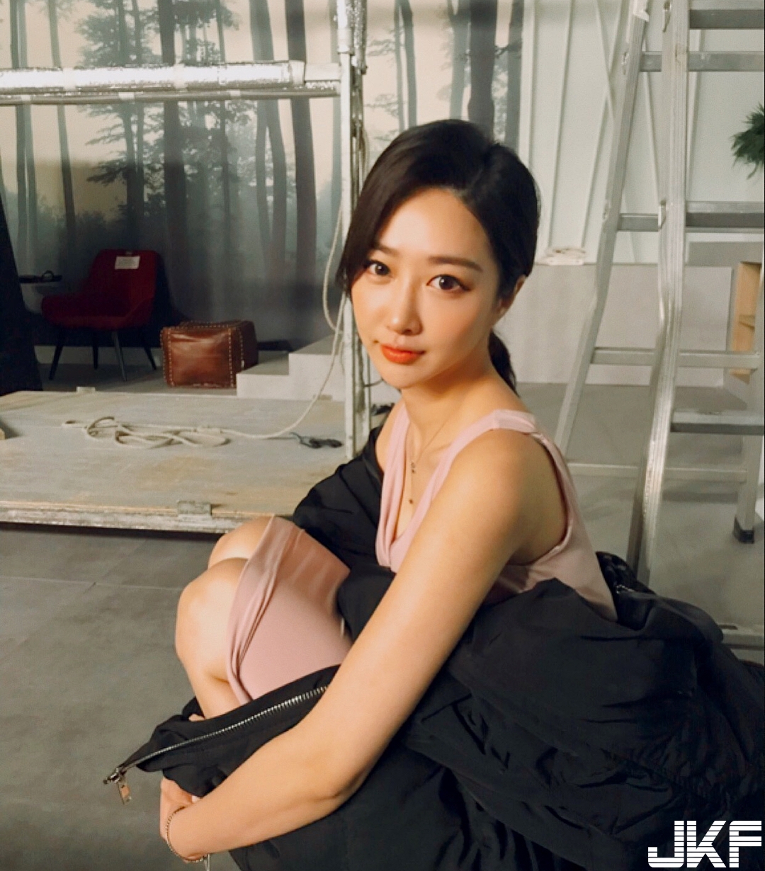 「隱乳系正妹」低胸背心乳溝若隱若現，「雪白嫩乳」差點跟著掉出來啦！