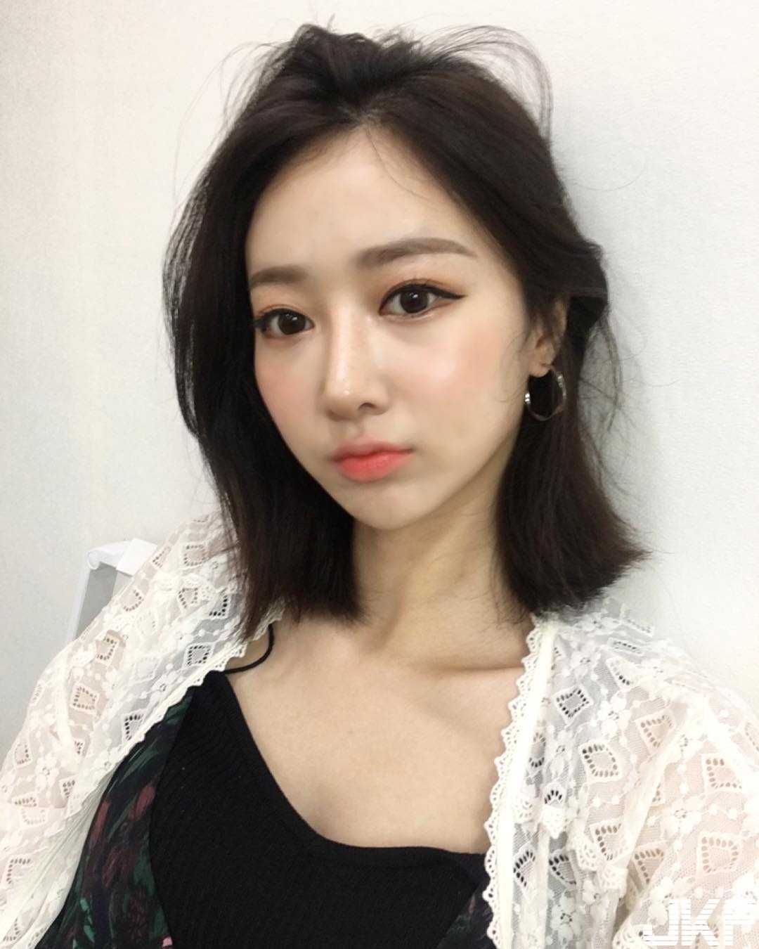「隱乳系正妹」低胸背心乳溝若隱若現，「雪白嫩乳」差點跟著掉出來啦！