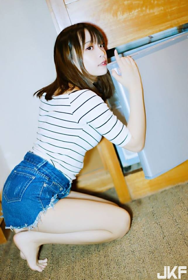 「日系少女」性感解放！低胸爆乳、超刺激比基尼震撼你的是神經！