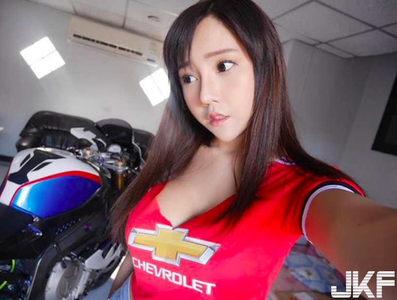 好狂！超胸「爆乳大奶妹」F奶能量要爆發了！邪惡的「低胸視角」畫面沒有極限…