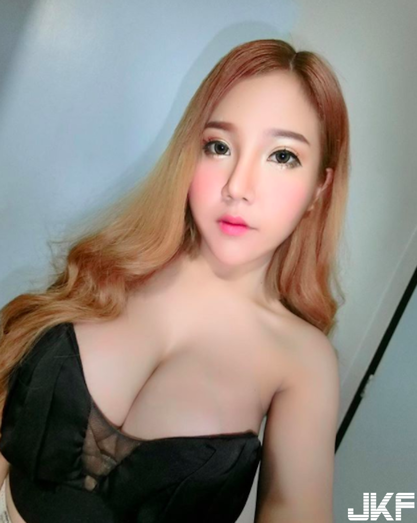 好狂！超胸「爆乳大奶妹」F奶能量要爆發了！邪惡的「低胸視角」畫面沒有極限…