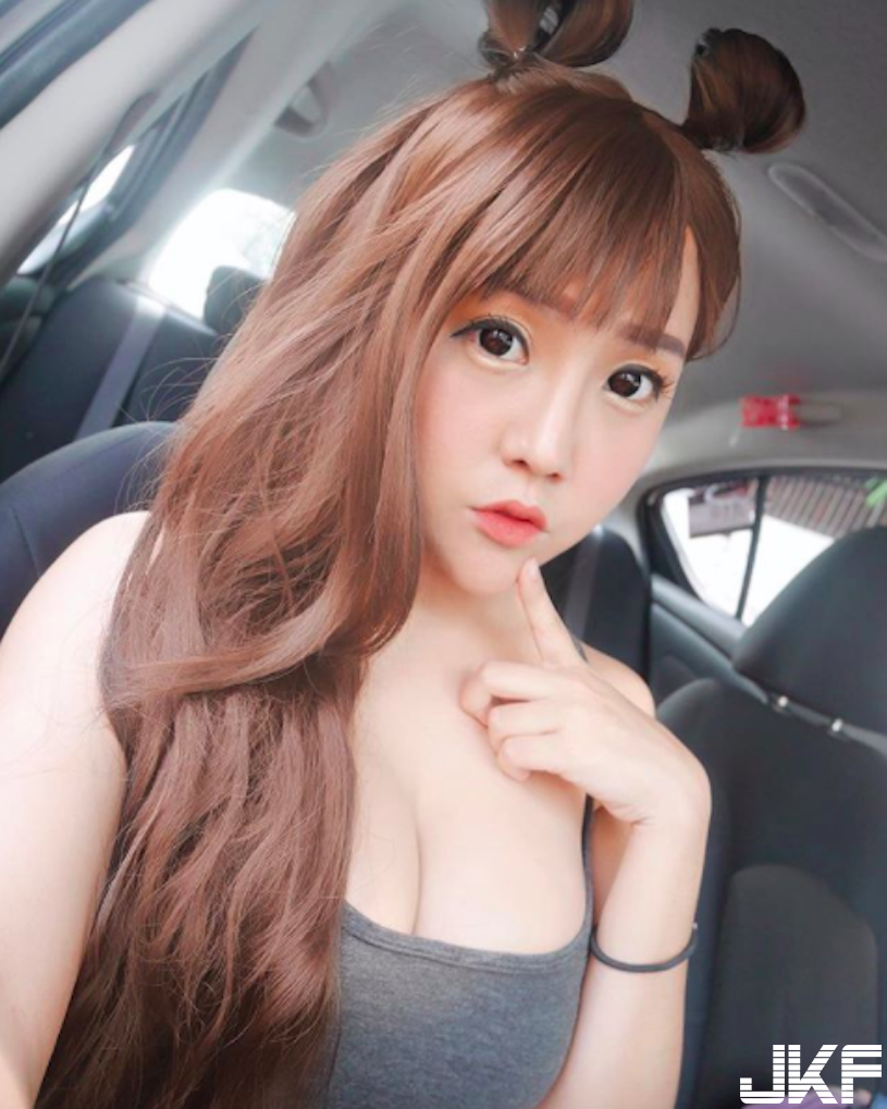 好狂！超胸「爆乳大奶妹」F奶能量要爆發了！邪惡的「低胸視角」畫面沒有極限…