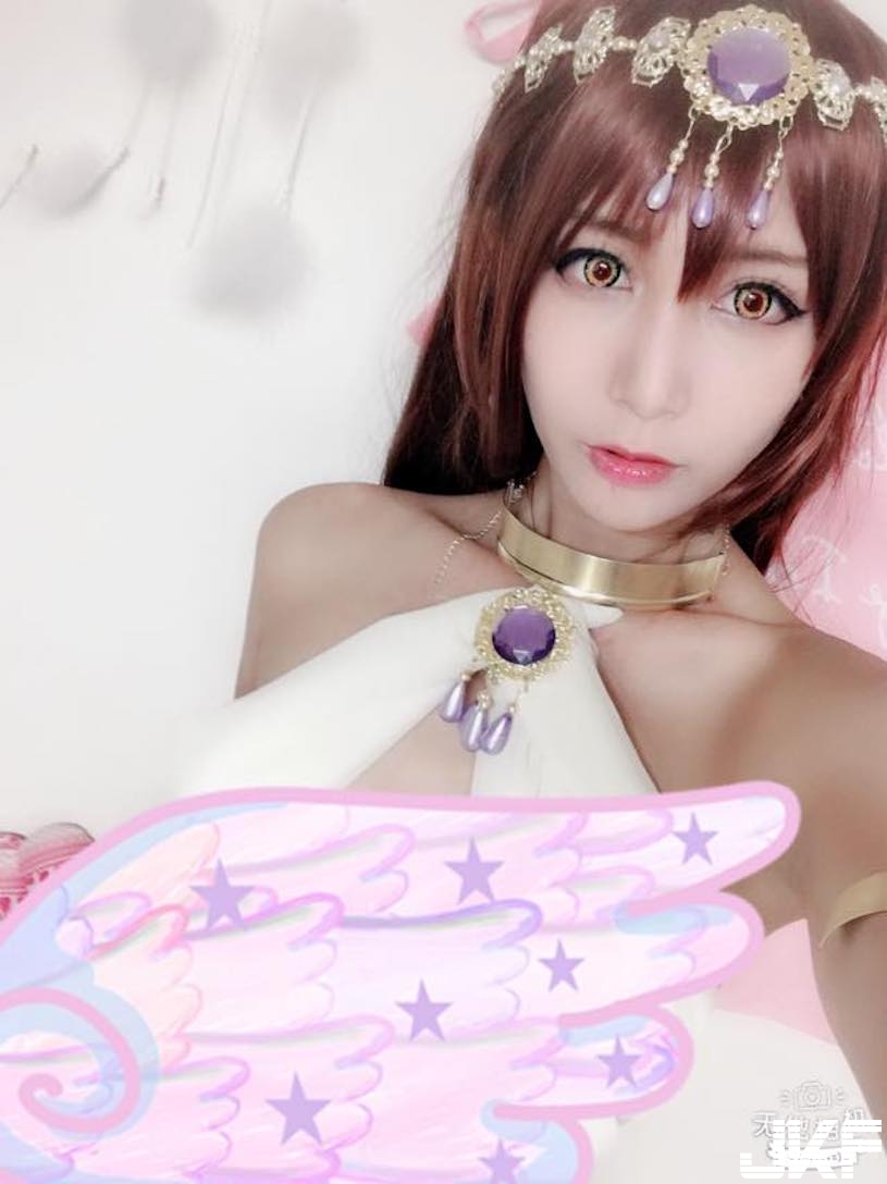 IG超正美髮師！甜美外型搭配火辣美乳，客人都瘋狂預約剪髮了！