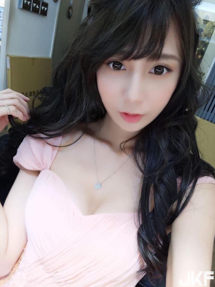 IG超正美髮師！甜美外型搭配火辣美乳，客人都瘋狂預約剪髮了！