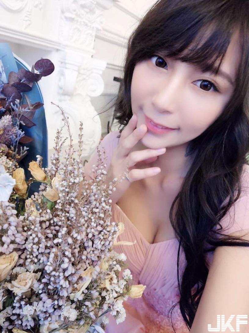 IG超正美髮師！甜美外型搭配火辣美乳，客人都瘋狂預約剪髮了！