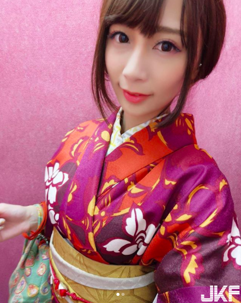 IG超正美髮師！甜美外型搭配火辣美乳，客人都瘋狂預約剪髮了！