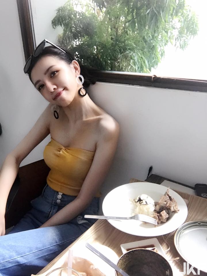 高顏值「俏麗老闆娘」脾氣有點差！細肩上衣露「性感酥胸」簡直天菜！