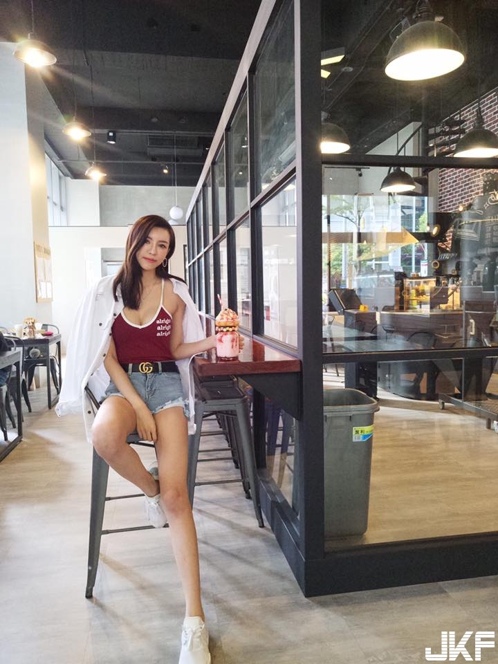 高顏值「俏麗老闆娘」脾氣有點差！細肩上衣露「性感酥胸」簡直天菜！