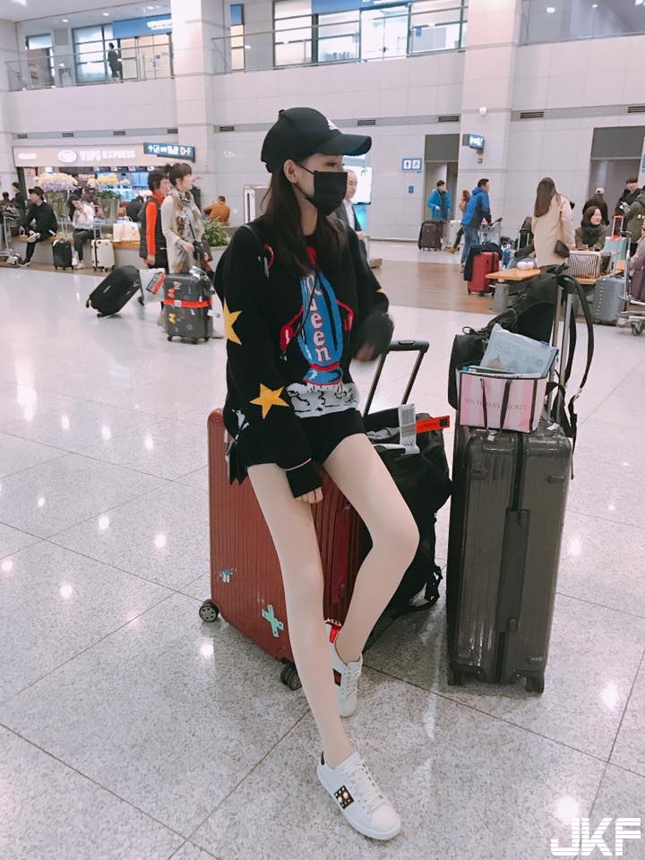 高顏值「俏麗老闆娘」脾氣有點差！細肩上衣露「性感酥胸」簡直天菜！