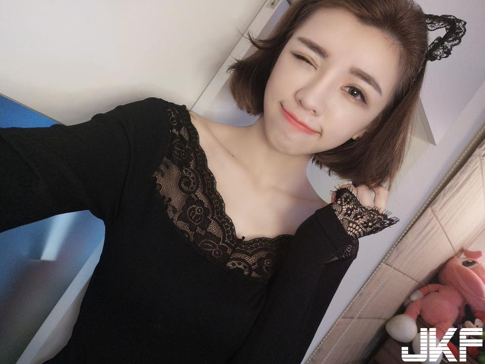 高顏值「俏麗老闆娘」脾氣有點差！細肩上衣露「性感酥胸」簡直天菜！