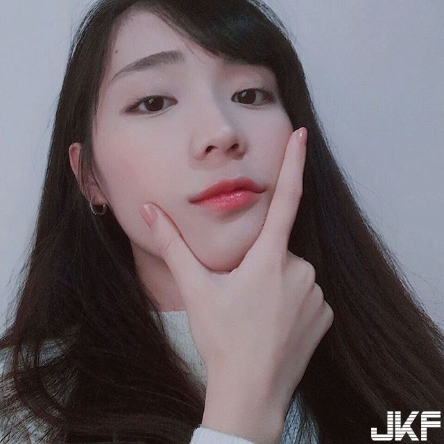 新任「正妹空服員」笑容好清新！滿分「甜美笑容」服務讓人不想下機！