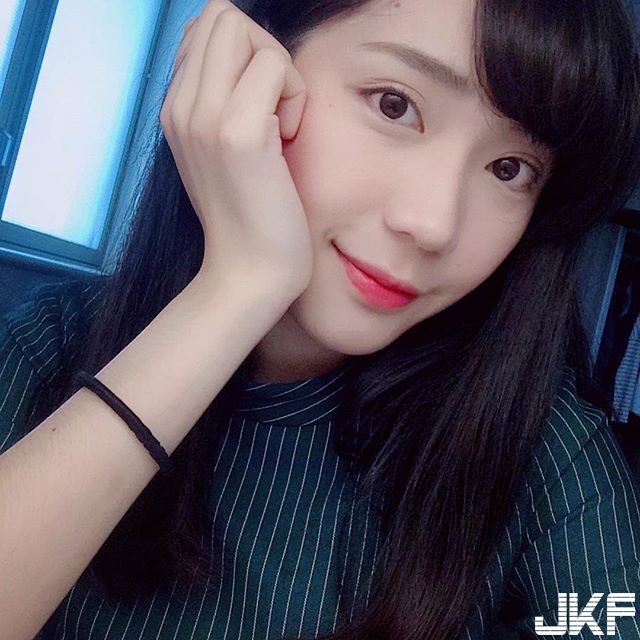 新任「正妹空服員」笑容好清新！滿分「甜美笑容」服務讓人不想下機！