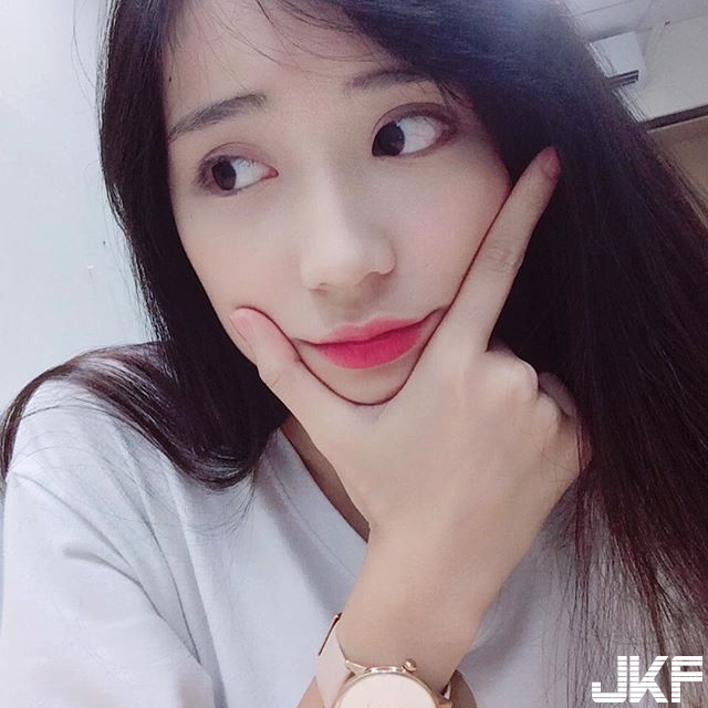 新任「正妹空服員」笑容好清新！滿分「甜美笑容」服務讓人不想下機！
