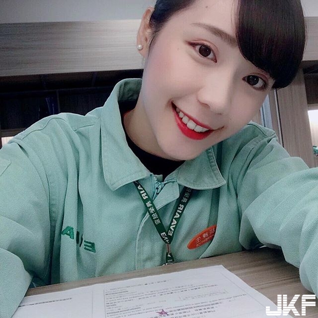 新任「正妹空服員」笑容好清新！滿分「甜美笑容」服務讓人不想下機！