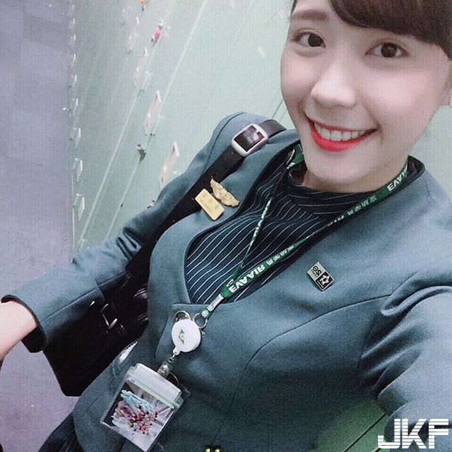 新任「正妹空服員」笑容好清新！滿分「甜美笑容」服務讓人不想下機！