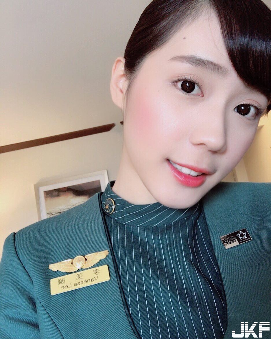 新任「正妹空服員」笑容好清新！滿分「甜美笑容」服務讓人不想下機！
