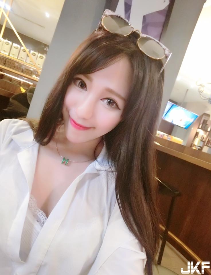 海邊出現巨大長輩！「豪乳正妹」奶浪逆襲，邪惡身材讓人看暈了！