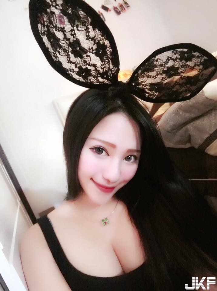 海邊出現巨大長輩！「豪乳正妹」奶浪逆襲，邪惡身材讓人看暈了！