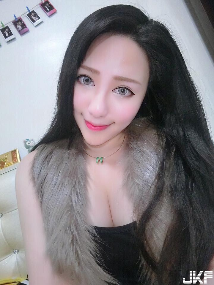 海邊出現巨大長輩！「豪乳正妹」奶浪逆襲，邪惡身材讓人看暈了！