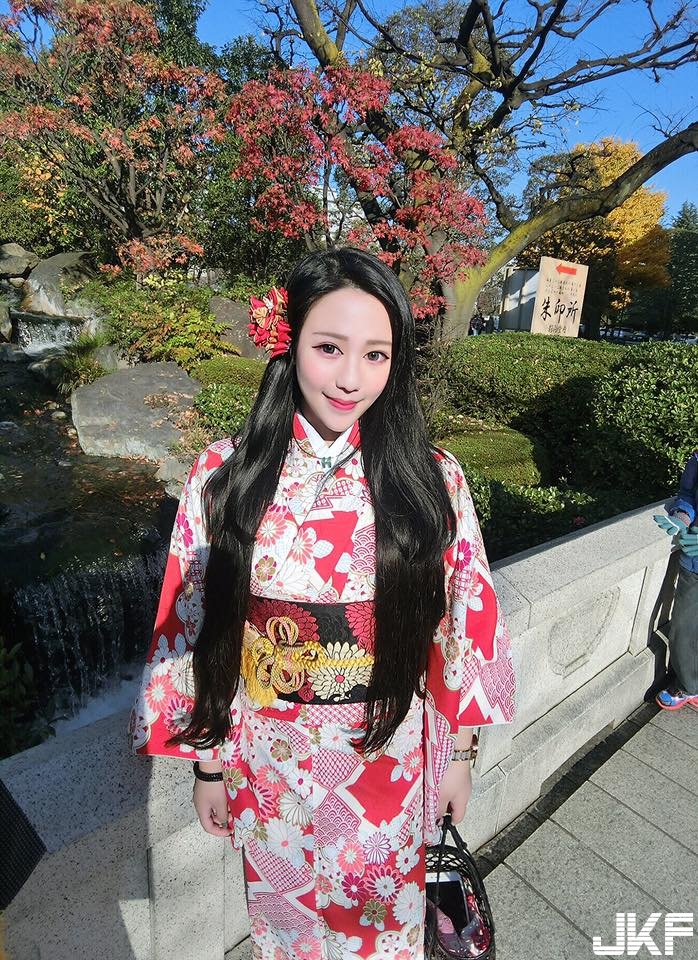 海邊出現巨大長輩！「豪乳正妹」奶浪逆襲，邪惡身材讓人看暈了！