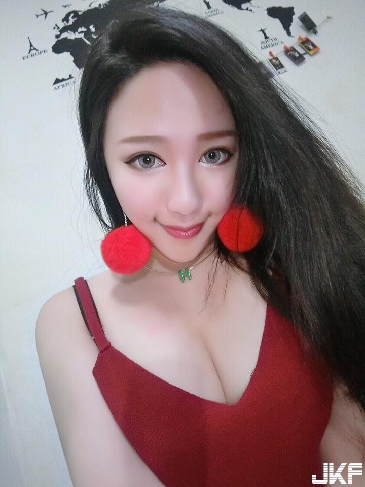 海邊出現巨大長輩！「豪乳正妹」奶浪逆襲，邪惡身材讓人看暈了！