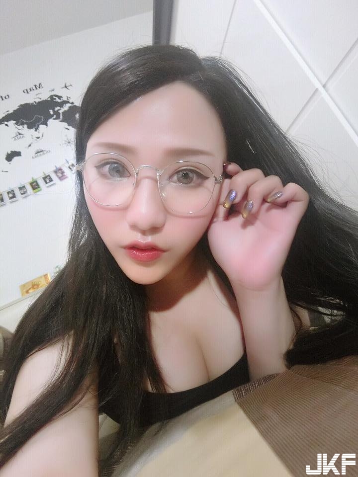 海邊出現巨大長輩！「豪乳正妹」奶浪逆襲，邪惡身材讓人看暈了！