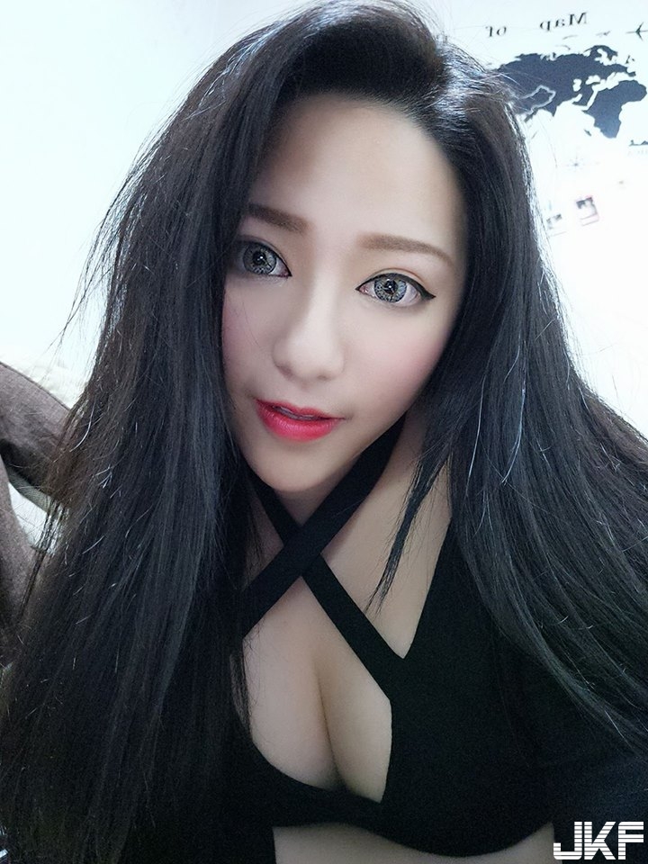海邊出現巨大長輩！「豪乳正妹」奶浪逆襲，邪惡身材讓人看暈了！