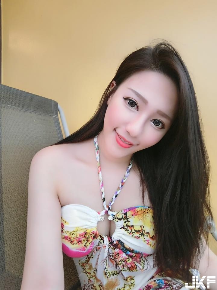 海邊出現巨大長輩！「豪乳正妹」奶浪逆襲，邪惡身材讓人看暈了！