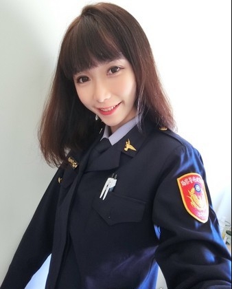 台中人注意啦！「麻豆女警」降臨，不科學顏值＋逆天長腿，好想被逮捕啊！