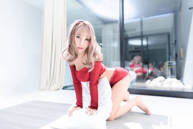 好壞壞的男友視角！「白嫩奶妹」只穿中空背心！「渾圓乳球」自然外露好養眼！
