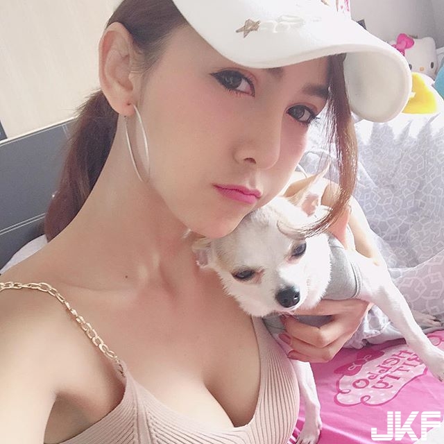 超級吃貨妹子，露長輩大吃美食，看著胸前的「大深溝」就已經飽了！