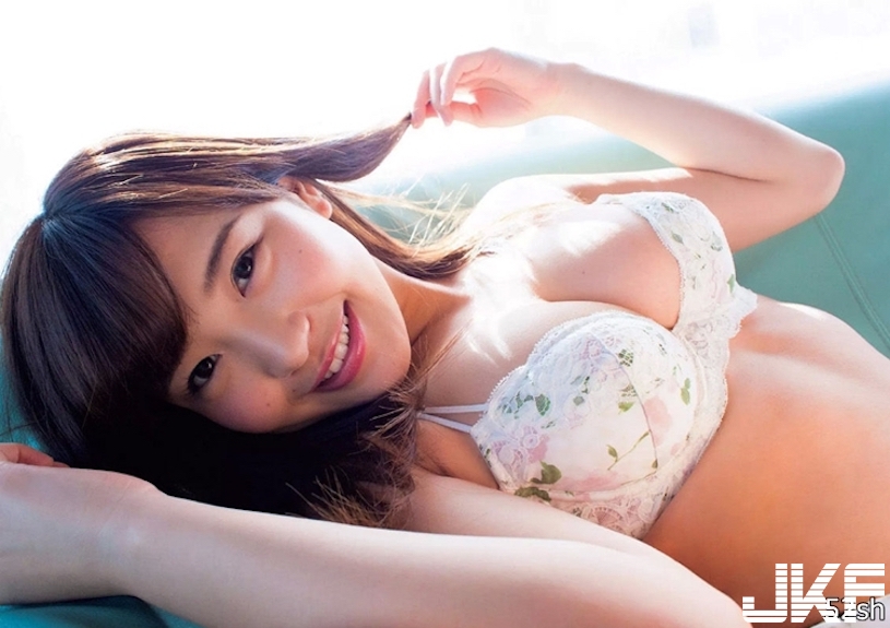 日本第一「美乳女大生」！曾疑似遭外流「性愛影片」，兇猛F奶的抖動成絕響！