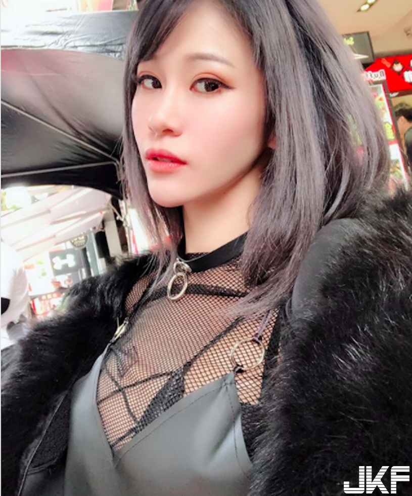 胸！網瘋傳「性感小貓咪」低胸視角好壞壞！超誘惑「飽滿乳量」畫面好害羞&#8230;