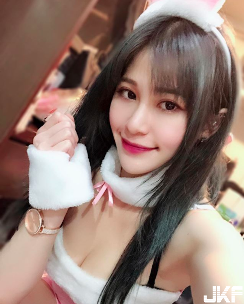 胸！網瘋傳「性感小貓咪」低胸視角好壞壞！超誘惑「飽滿乳量」畫面好害羞&#8230;